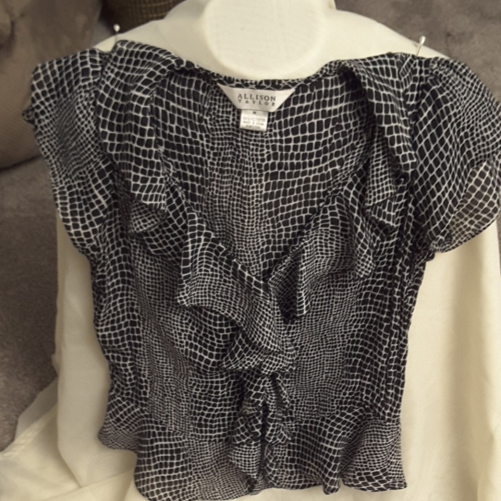 ALLISON TAYLOR  women's Blouse sNew without tag  size M  black and white
